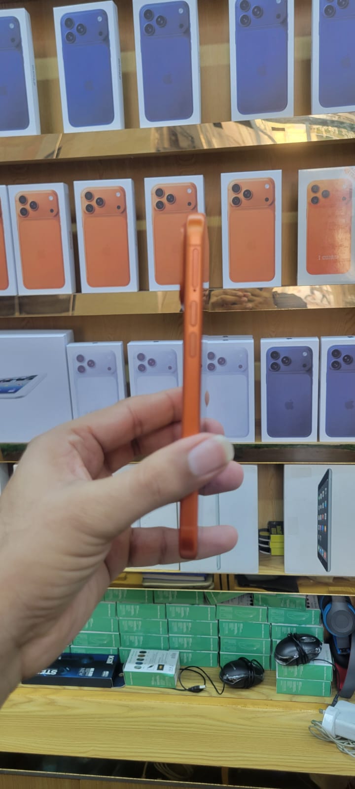 Iconic 17 Pro Max